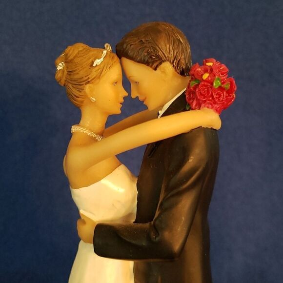 Beautiful Ceramic Bride and Groom Couple Figurine - Picture 6 of 16